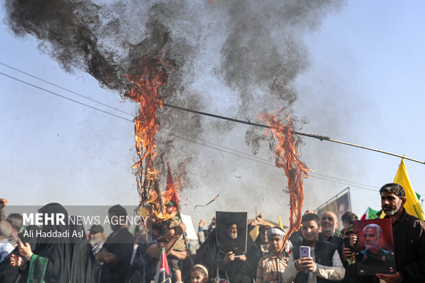 Tehraners hold rally to show support for IRGC