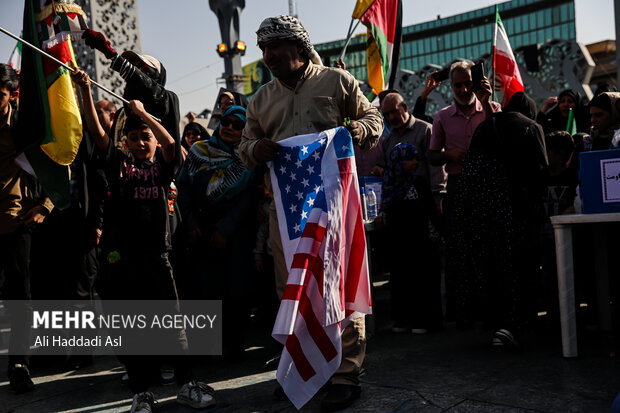 Tehraners hold rally to show support for IRGC