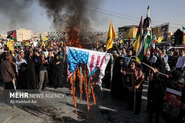 Tehraners hold rally to show support for IRGC