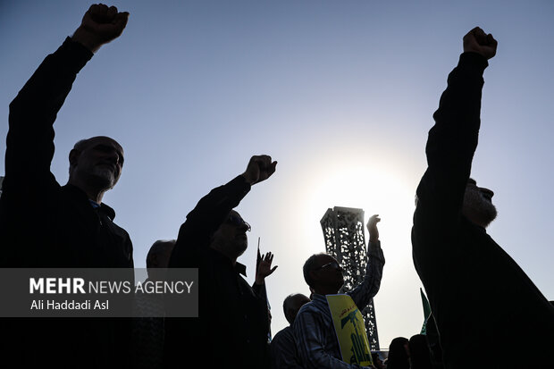 Tehraners hold rally to show support for IRGC