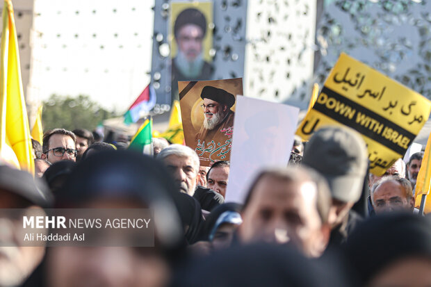 Tehraners hold rally to show support for IRGC