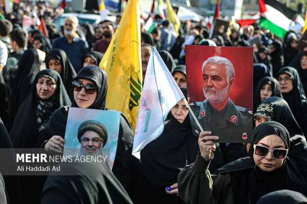 تجمع قدردانی از عملیات وعده صادق ۲ در میدان امام حسین (ع)