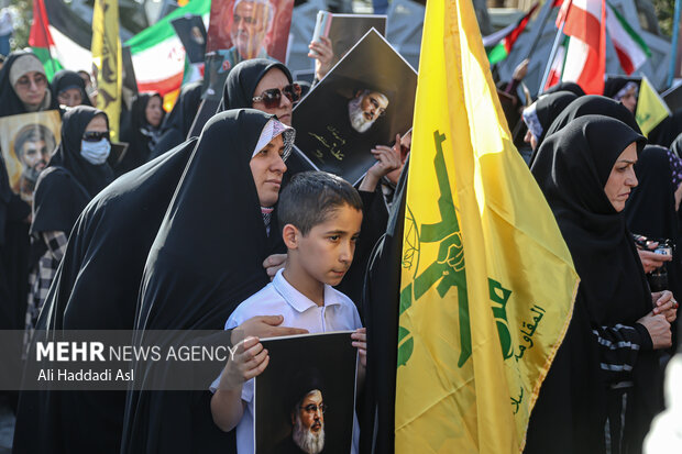 Tehraners hold rally to show support for IRGC