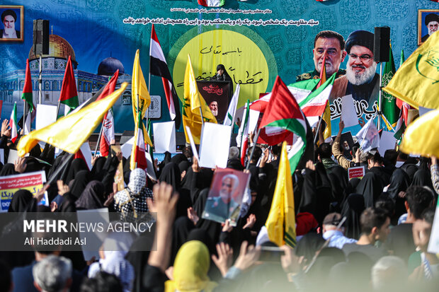 Tehraners hold rally to show support for IRGC