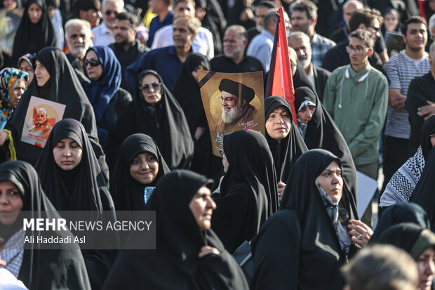 تجمع قدردانی از عملیات وعده صادق ۲ در میدان امام حسین (ع)