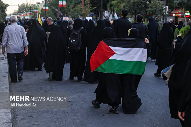 Tehraners hold rally to show support for IRGC