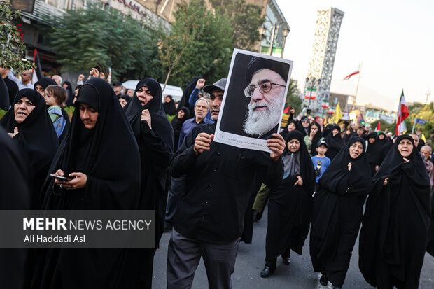 تجمع قدردانی از عملیات وعده صادق ۲ در میدان امام حسین (ع)