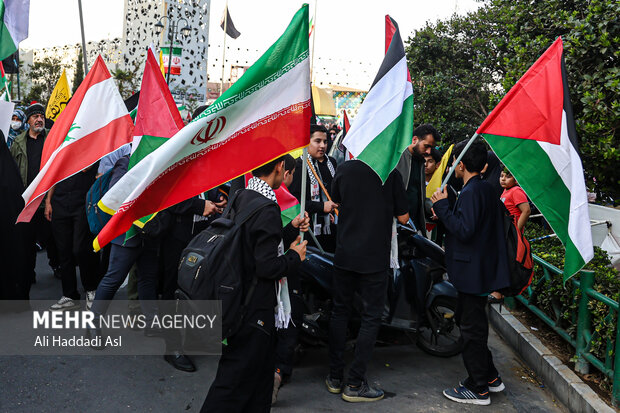 Tehraners hold rally to show support for IRGC