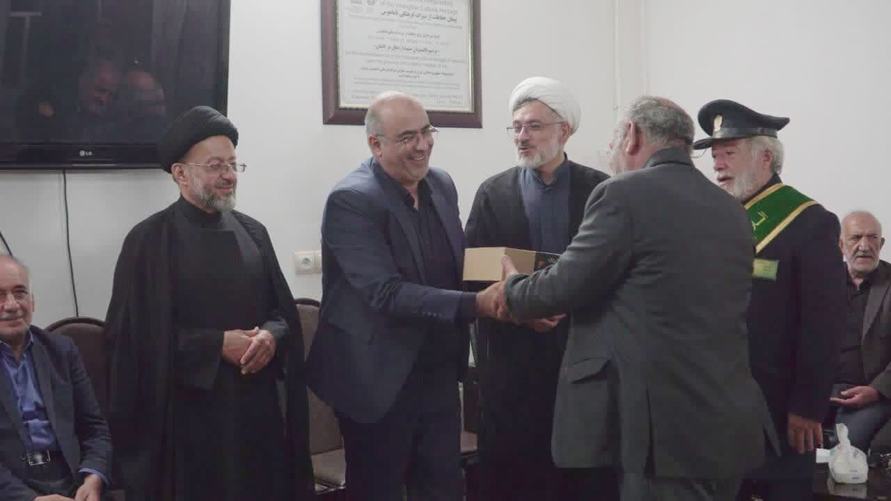 اهدای کتیبه مزین بنام حضرت علی بن باقر(ع)به روسای هیئات فین کاشان