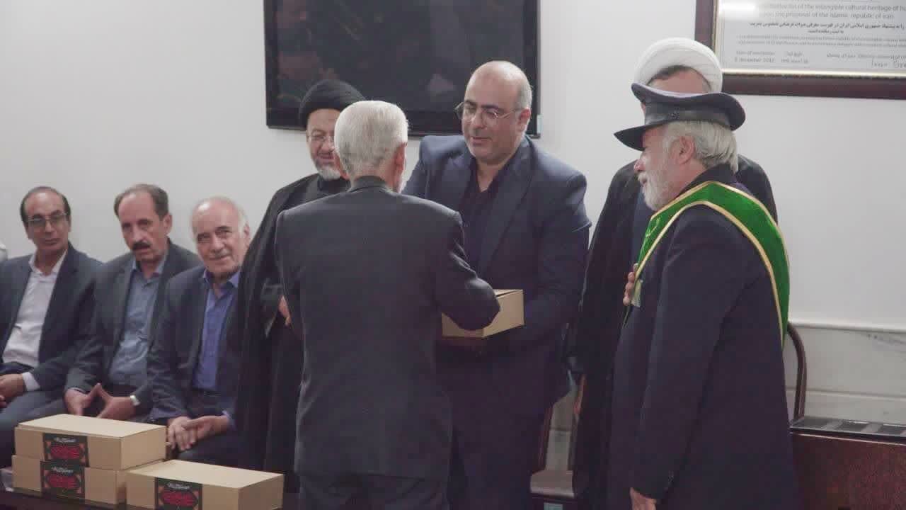 اهدای کتیبه مزین بنام حضرت علی بن باقر(ع)به روسای هیئات فین کاشان