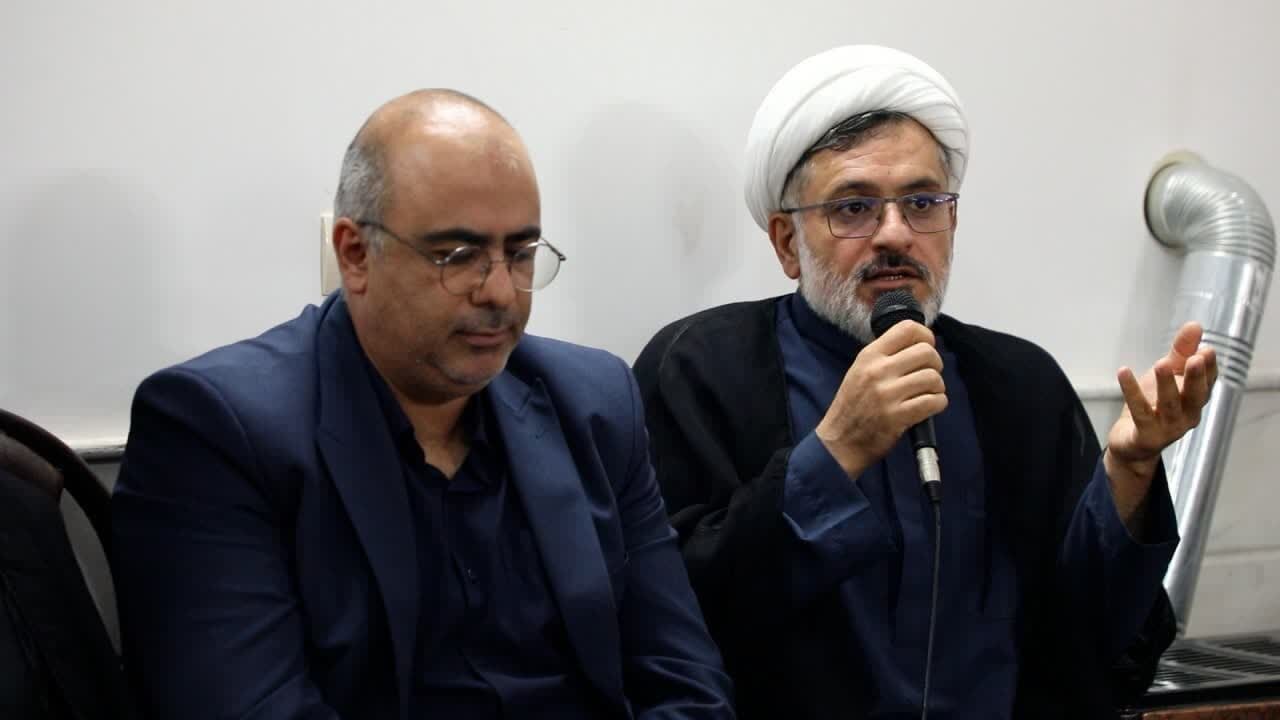 اهدای کتیبه مزین بنام حضرت علی بن باقر(ع)به روسای هیئات فین کاشان