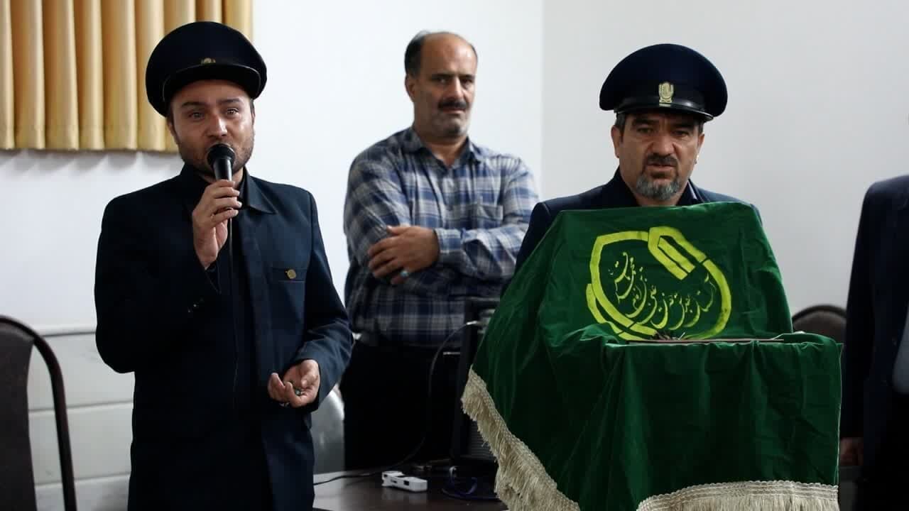 اهدای کتیبه مزین بنام حضرت علی بن باقر(ع)به روسای هیئات فین کاشان