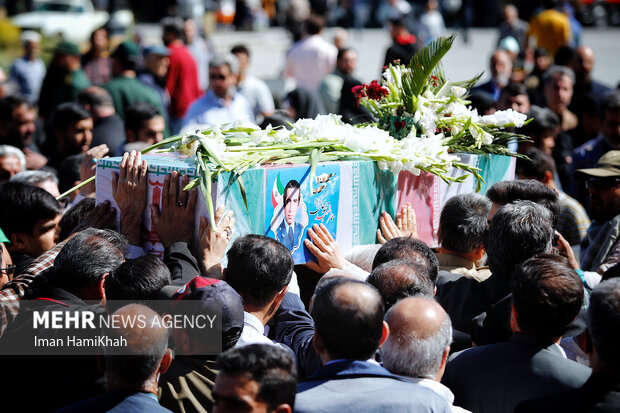 تشییع همافر شهید «محمد خاکی زاده» در همدان