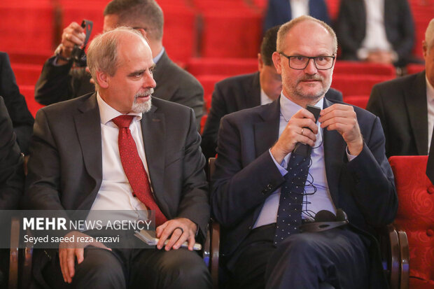 نشست توجیهی معاون سیاسی وزیر امورخارجه با سفرا 17