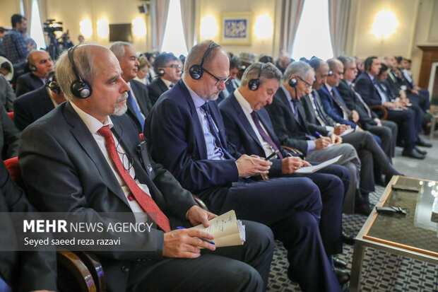 نشست توجیهی معاون سیاسی وزیر امورخارجه با سفرا 24