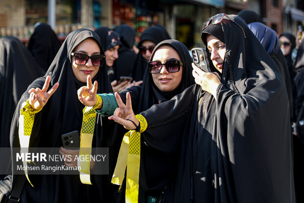 
Sturdents rally to show support for IRGC, Resistance