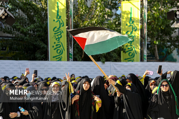 
Sturdents rally to show support for IRGC, Resistance