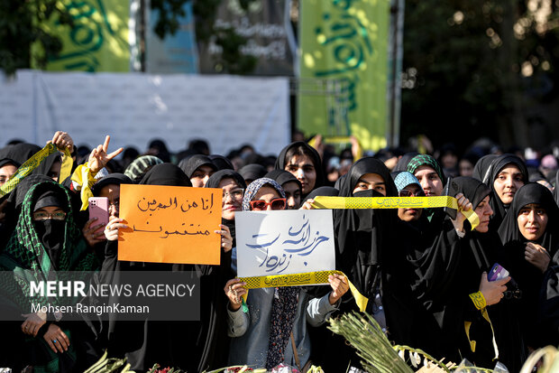 
Sturdents rally to show support for IRGC, Resistance