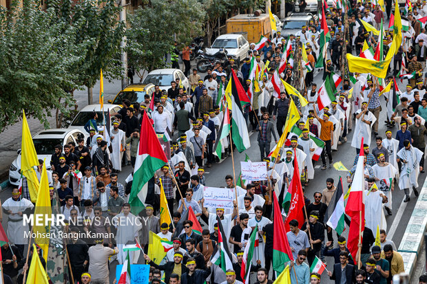 
Sturdents rally to show support for IRGC, Resistance