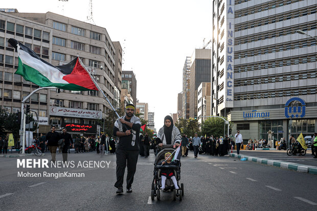 
Sturdents rally to show support for IRGC, Resistance