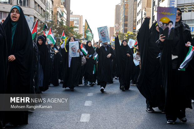 
Sturdents rally to show support for IRGC, Resistance