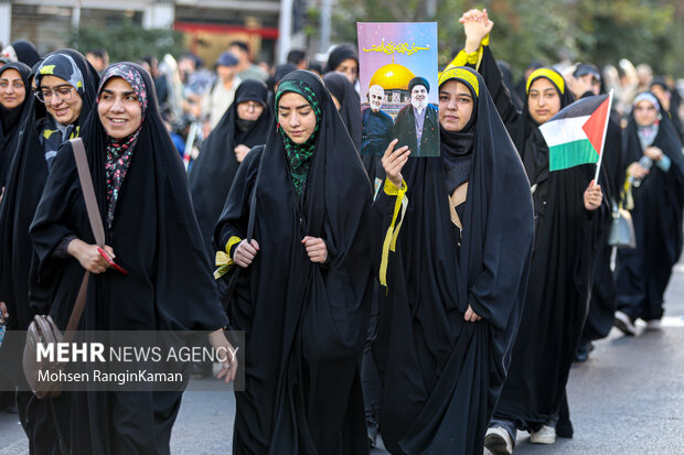 
Sturdents rally to show support for IRGC, Resistance