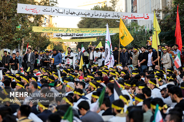 
Sturdents rally to show support for IRGC, Resistance