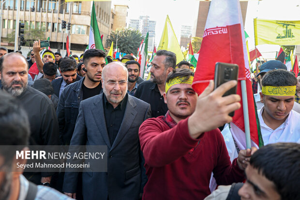 حضور دکتر قالیباف در راهپیمایی دانشجویی حمایت از رزمندگان مقاومت و عملیات وعده صادق