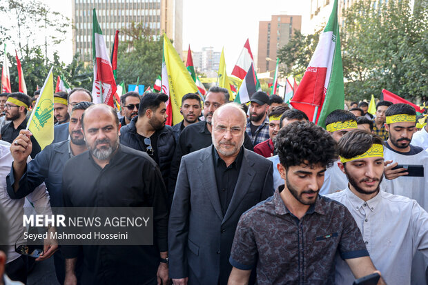 حضور رئیس مجلس در راهپیمایی دانشجویی حمایت از رزمندگان مقاومت 6