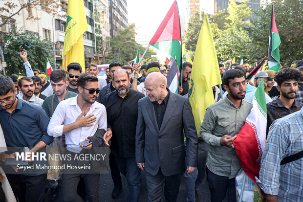 حضور دکتر قالیباف در راهپیمایی دانشجویی حمایت از رزمندگان مقاومت و عملیات وعده صادق