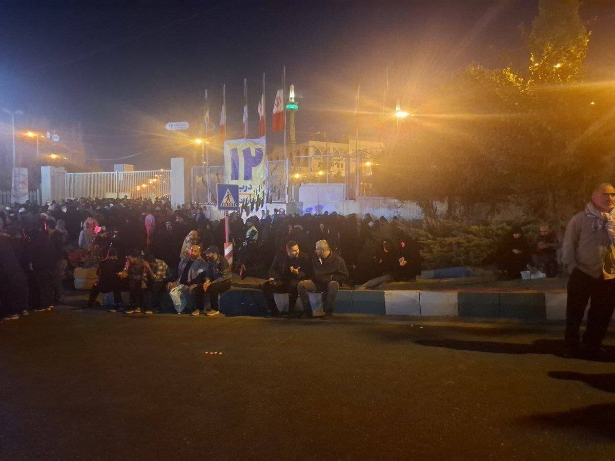 Ayetullah Hamanei Cuma namazı kıldıracak; Halk Musalla'ya akın etmye başladı