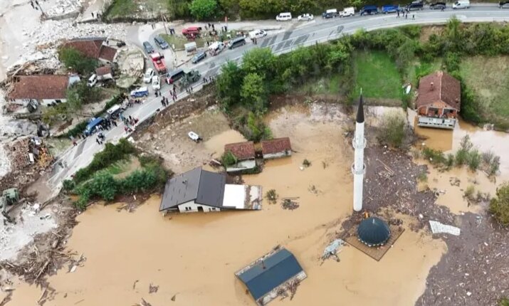 Floods and landslides leave 16 dead in Bosnia