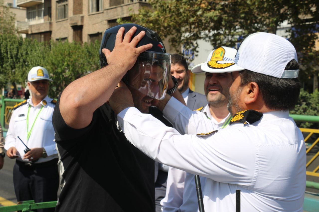 هدیه رئیس پلیس راهور پایتخت در اولین روزهای هفته فراجا هدیه رئیس پلیس راهور پایتخت در اولین روزهای هفته فراجا