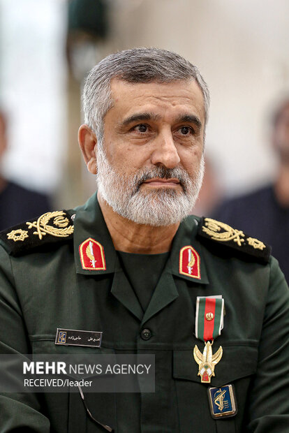 اعطای «نشان فتح» به سردار حاجیزاده