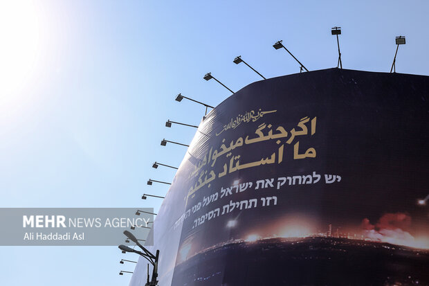 رونمایی از دیوارنگاره جدید میدان انقلاب 2