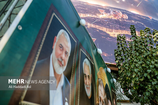 رونمایی از دیوارنگاره جدید میدان انقلاب 11