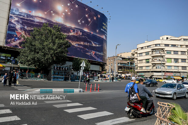 رونمایی از دیوارنگاره جدید میدان انقلاب