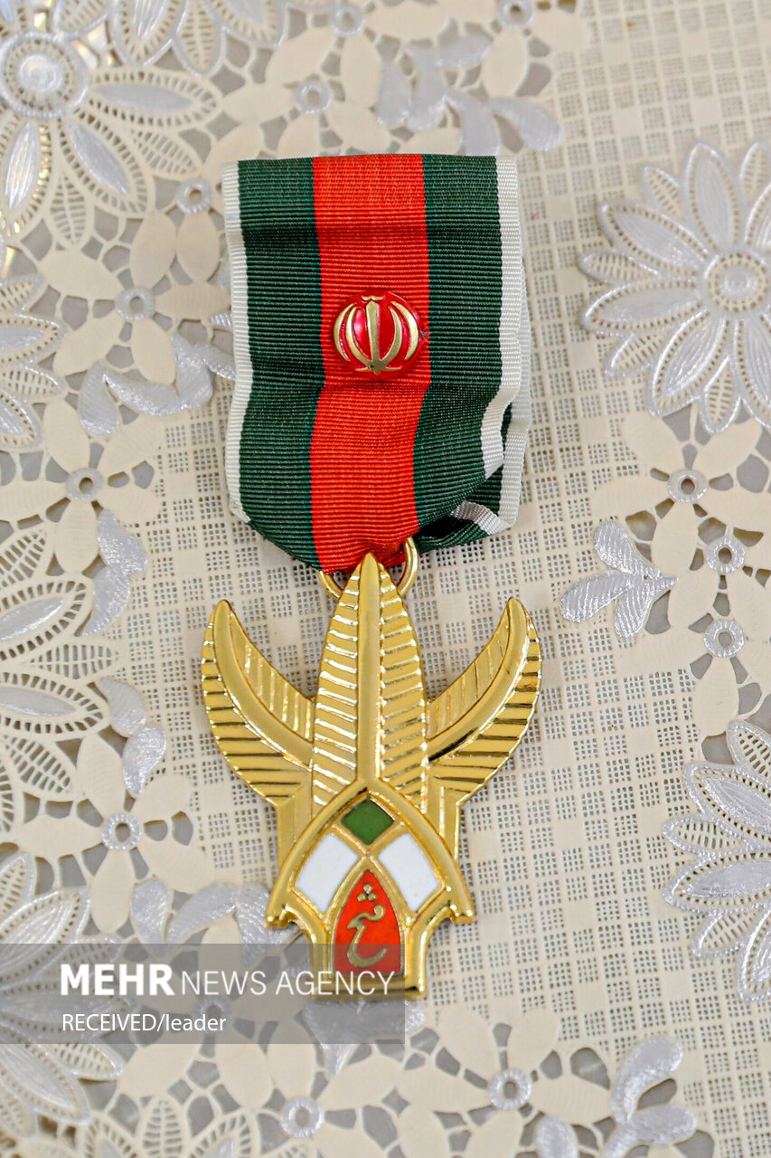 اعطای «نشان فتح» به سردار حاجیزاده، توسط فرمانده کل قوا