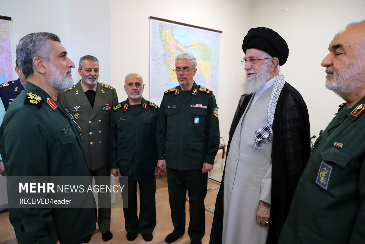 Ayetullah Hamanaei'den Tuğgeneral Hacizade'ye ''Fetih'' madalyası