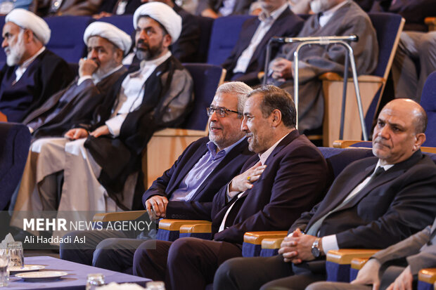 آئین تجلیل از موکب داران و خادمان اربعین حسینی (ع) آئین تجلیل از موکب داران و خادمان اربعین حسینی (ع)