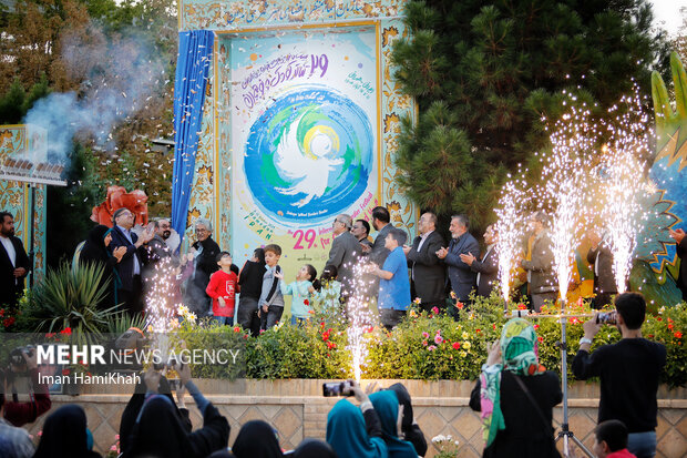 آیین رونمایی از پوستر بیست و نهمین جشنواره بین المللی تئاتر کودک و‌نوجوان در همدان