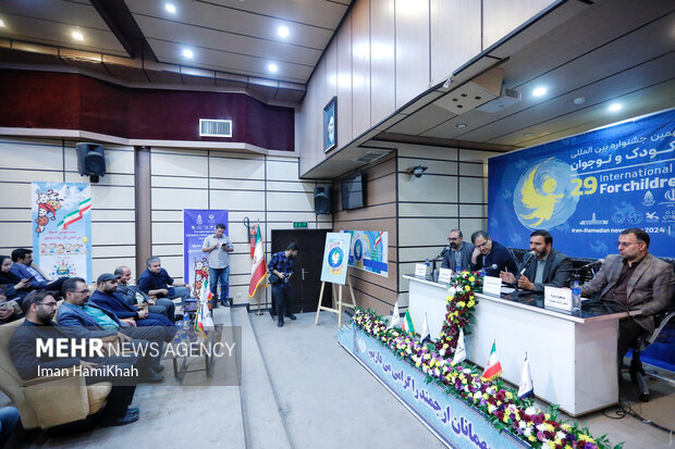 آیین رونمایی از پوستر بیست و نهمین جشنواره بین المللی تئاتر کودک و‌نوجوان در همدان