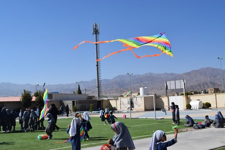 جشنواره باد بادک‌ها به مناسبت هفته کودک در بجنورد برگزار شد