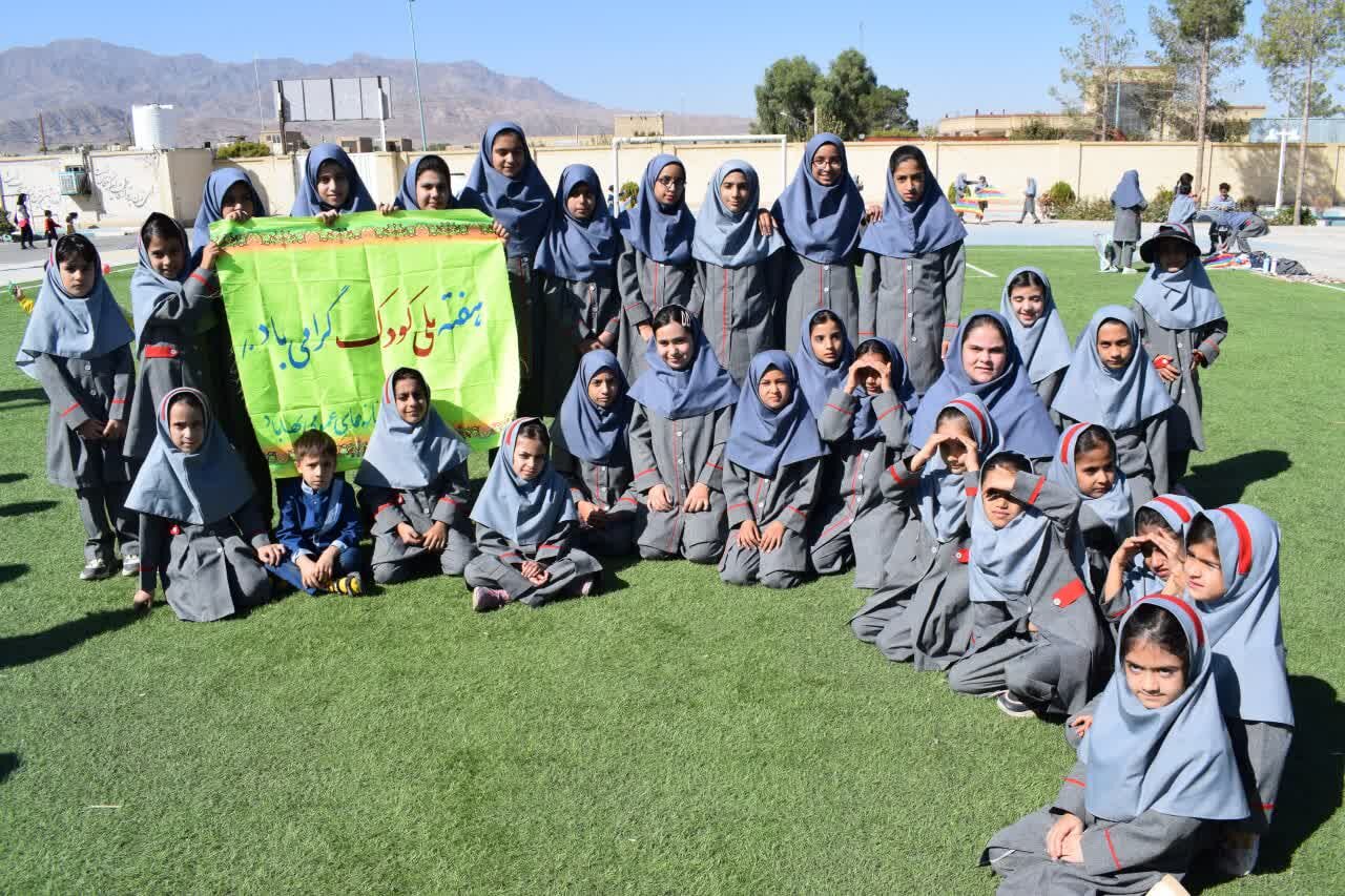 جشنواره بزرگ بادبادکها در بهاباد برگزار شد