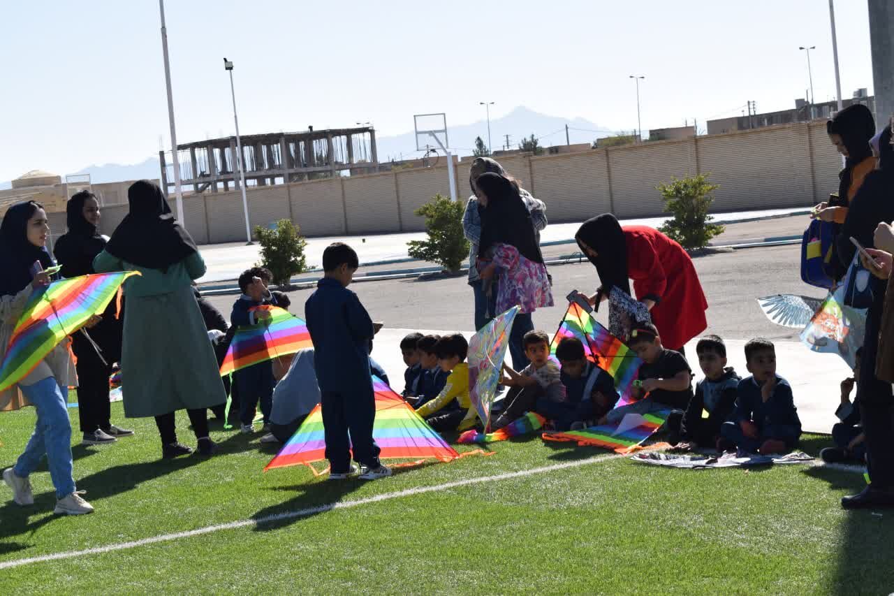 جشنواره بزرگ بادبادکها در بهاباد برگزار شد