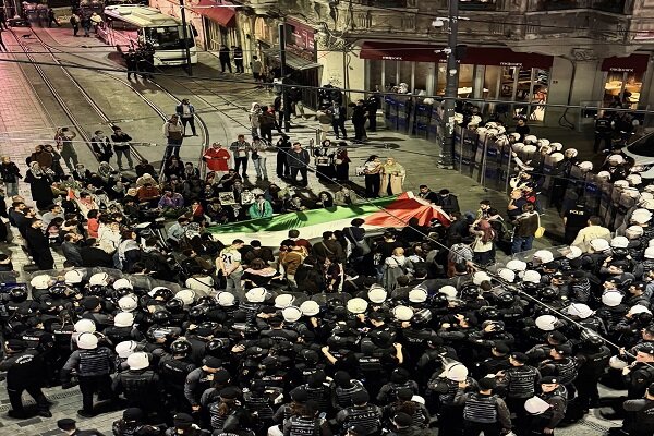 Filistin İçin Bin Genç grubunun eylemlerine polis müdahalesi Filistin İçin Bin Genç grubunun eylemlerine polis müdahalesi