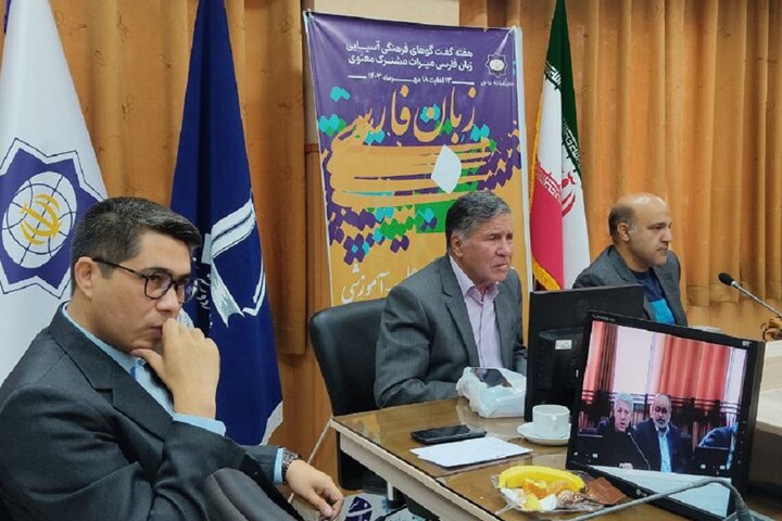 زبان فارسی در حال آسیبدیدن است