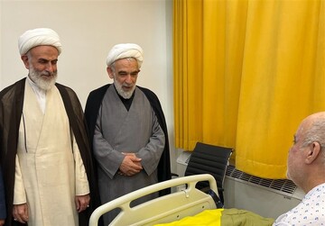 قائد الثورة الاسلامية يبعث برسالة وهدية خاصة لسفير إيران في لبنان