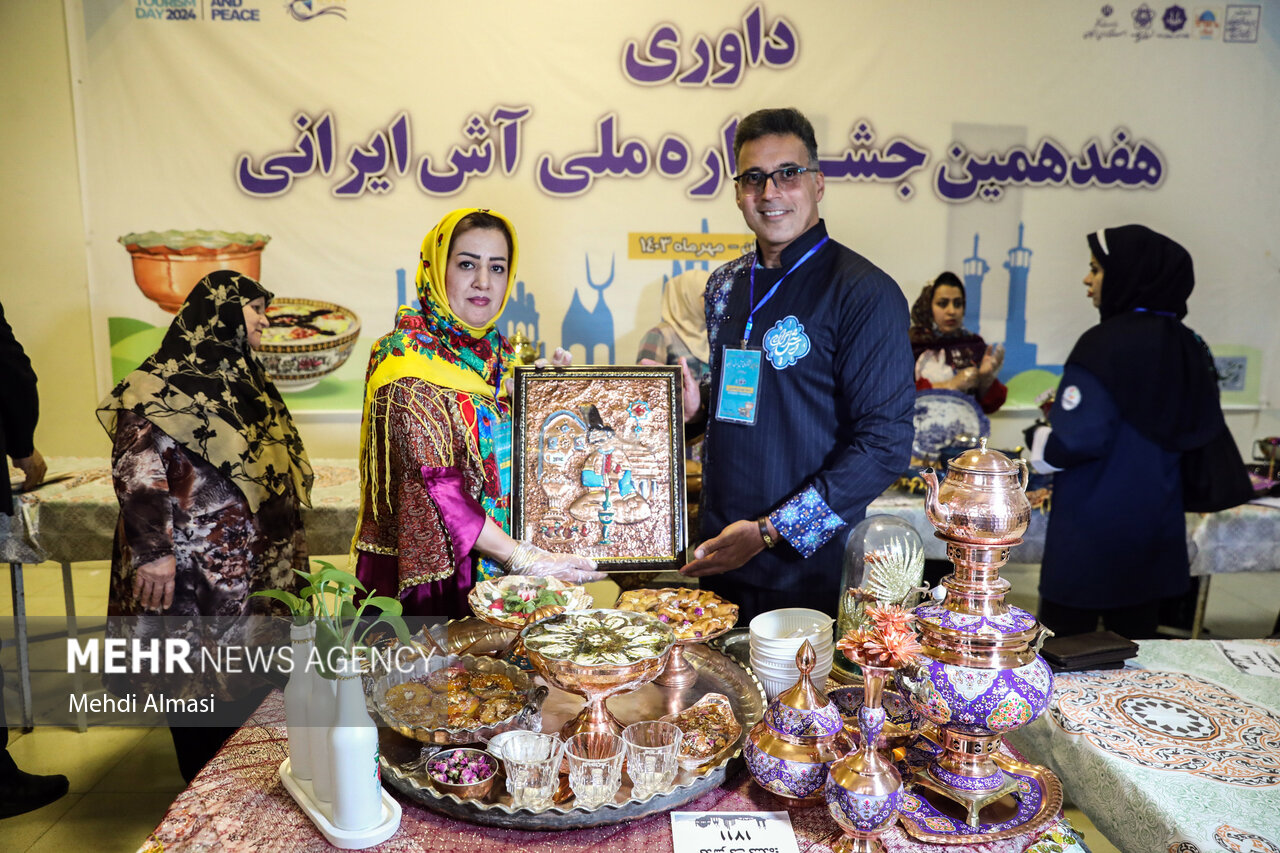 تیغ چاقوی زنجان در نمایشگاه صنایعدستی بُرنده نبود