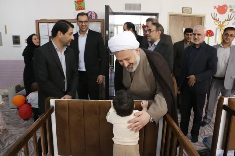 رئیس‌کل دادگستری لرستان به دیدار کودکان بی‌سرپرست رفت